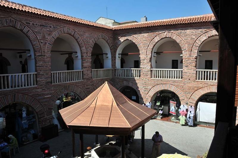 BURSA, TUZ HAN (1454-1455) Tuz Hanı' nın Tuz Pazarı Camii'ne gelir getirmesi için Timurtaş Paşa'nın oğlu Umur Bey tarafından 1454-1455 yıllarında yaptırıldığı bilinmektedir.
