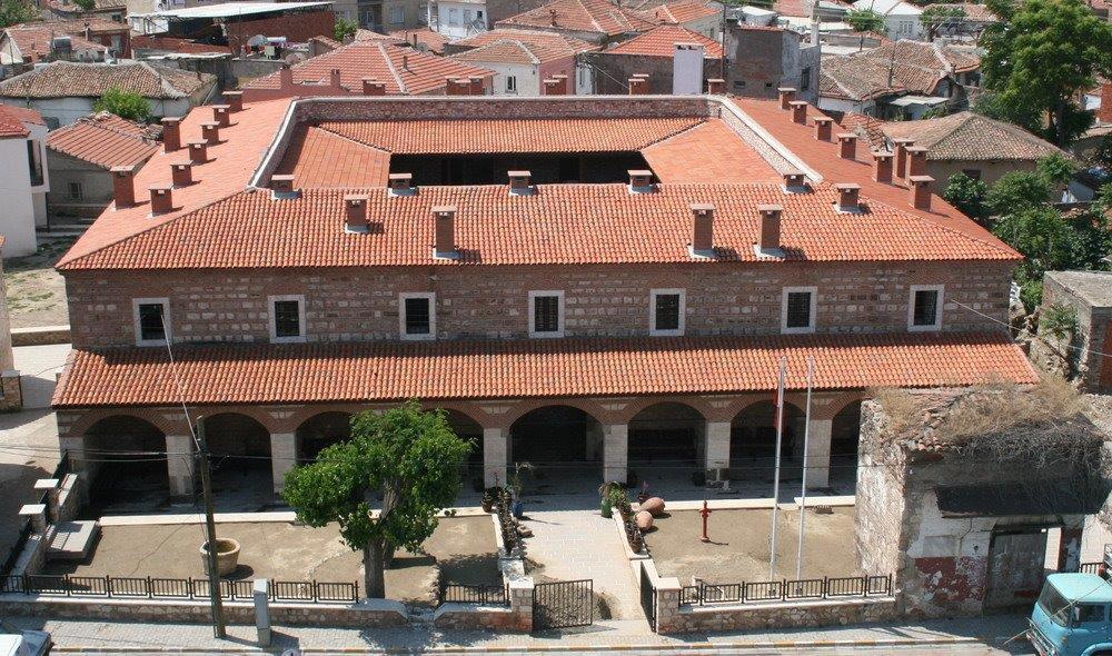 İZMİR, TAŞ HAN (1603-1617) Taş han kare planlı, simetrik girişli moloz taş ve tuğladan yapılmış iki katlı bir yapıdır. Ticaretin canlanması ile başlayan kent içi hanların ilk örneklerindendir.