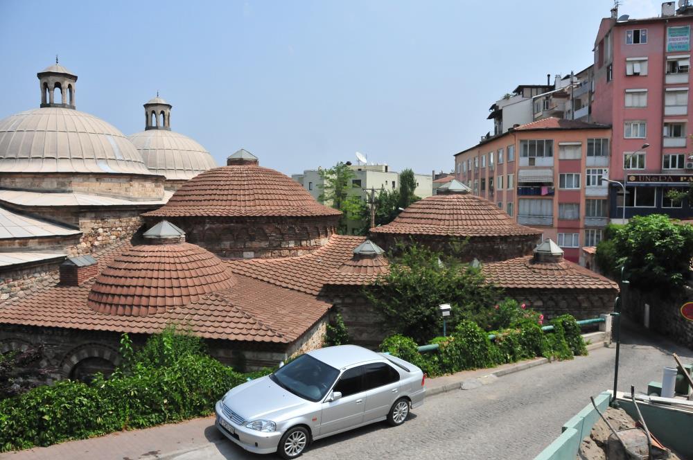 BURSA, ARMUTLU HAMAMI (1394) Hamam tamamen doğal olan tuğla dizinleri ve taşlardan elde edilmiştir. Ayrıca Bizans devşirme parçalarının da kullanılmıştır.