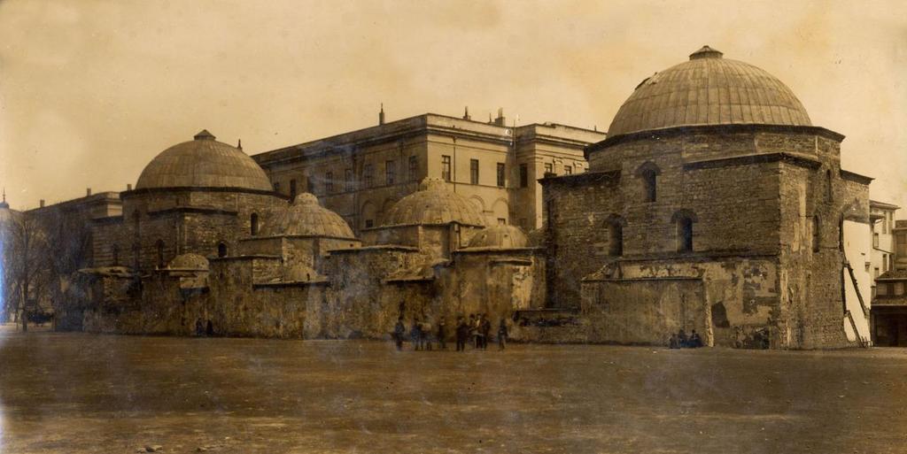 HASEKİ HÜRREM SULTAN HAMAMI ( 1556-1557) İstanbul'da Ayasofya Müzesi ile Sultanahmet Camii arasında yer alan Türk hamamı; Kanuni Sultan Süleyman'ın eşi Hürrem Sultan