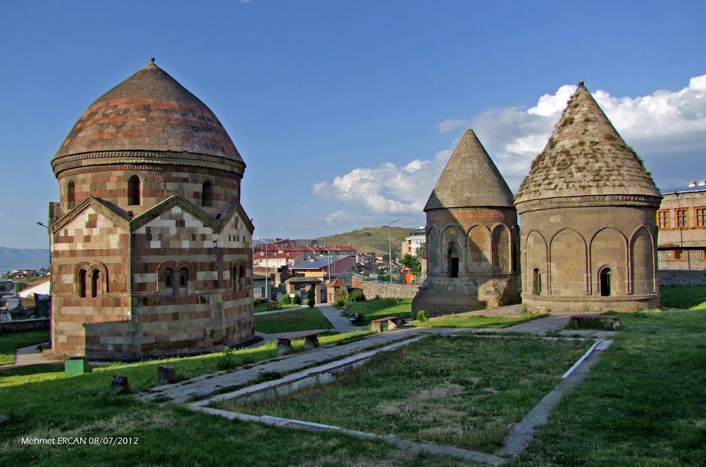 ERZURUM ÜÇ KÜMBETLER Anadolu da bulunan anıt mezarların en güzel örnekleri arasında yer almaktadır.