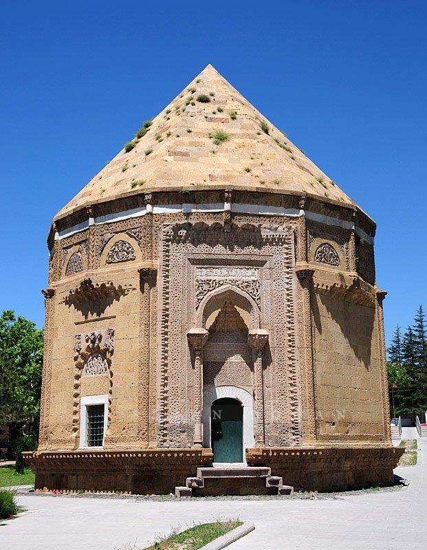 BİTLİS, HÜDAVENT HATUN TÜRBESİ (1312-1313) BİTLİS, Taç kapısı üzerindeki inşa kitabesine göre, 712H./ 1312 13 M. yılında yapılmıştır. Anadolu Selçuklu Hükümdarı IV.