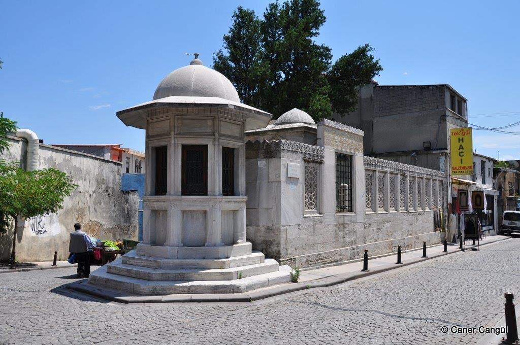 MİMAR SİNAN TÜRBESİ (1588) Açık türbedir. Mimar Sinan ın yaşamının son yıllarında yapılmıştır. Mezar, taş duvarlardan oluşan bir çerçevenin içindedir.