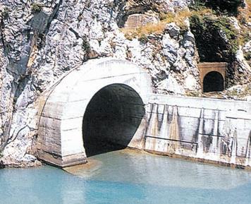 Çevirme (derivasyon) tüneli: Barajın gövde inşaatı sırasında akarsuyun yönünü değiştiren tünel Çevirme