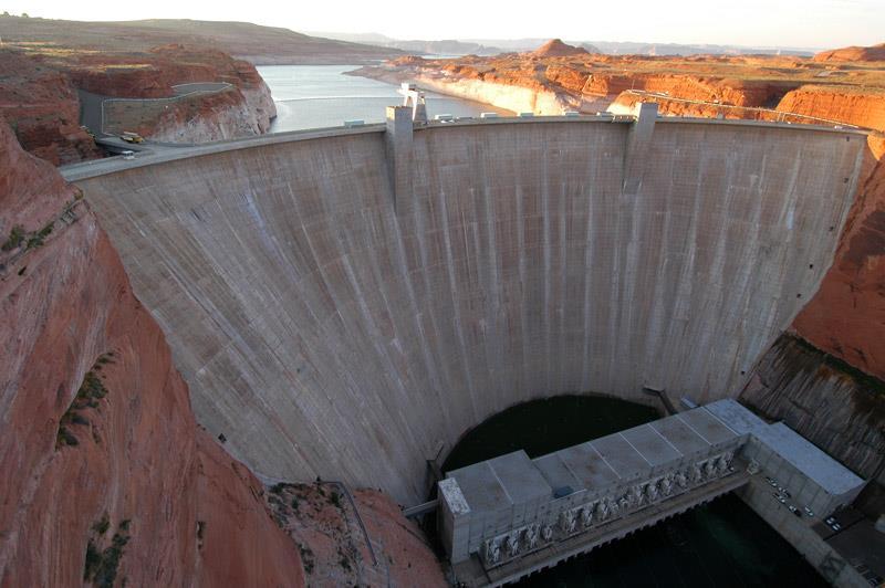 BARAJ ÇEŞİTLERİ Günümüzde inşa edilen barajlar kullanılan malzemeye göre beton barajlar ve dolgulu barajlar olmak üzere iki grupta