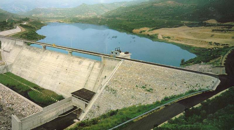 Ağırlık Barajları Ağırlık barajları baraj gölündeki suyun itme kuvvetine ağırlıkları ile karşı koyan barajlardır.