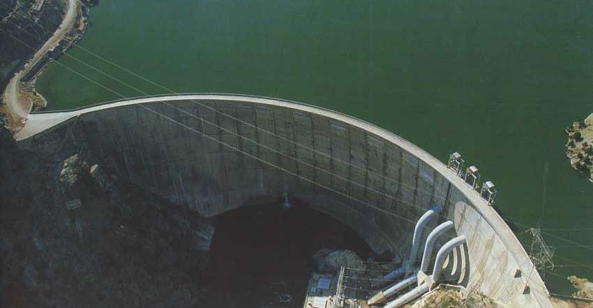 Kenar duvarı (parapet): Baraj tepesinin her iki tarafında yapılan koruma duvarları Serbest kısım (dalga payı):