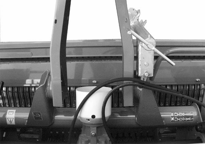 gevşetin. Traktör römorkunun yüksekliğine ait çekme demirini (1) uygun hale getirin.