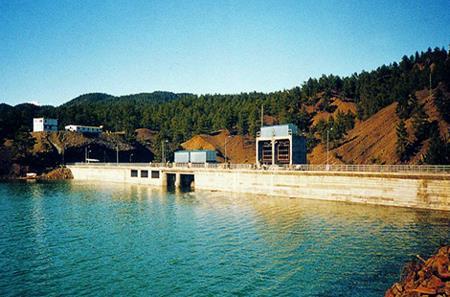 Dolu savak tesisleri Depolamalı Hidroelektrik Santrallar: Su Alma Tesisleri: Baraj gölündeki veya nehir yatağındaki suyun su iletim tesislerine alınması için gereklidir.