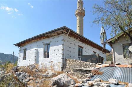 Akseki nin Düğmeli Camileri 317 Hüsamettin Köyü Camisi Yapı Hüsamettin Köyü nün meydanında eğimli bir arazi üzerine kuruludur.