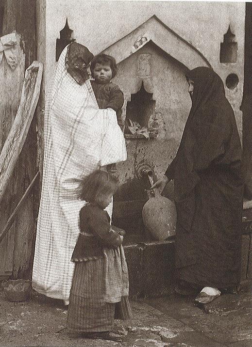 1850-1923 Yıllarında Osmanlı Devleti nin Farklı Vilayetlerinde Bulunan Kız Çocuk Kıyafetlerinin İncelenmesi ağzı ve etek ucu dantel ile süslenmiģtir.