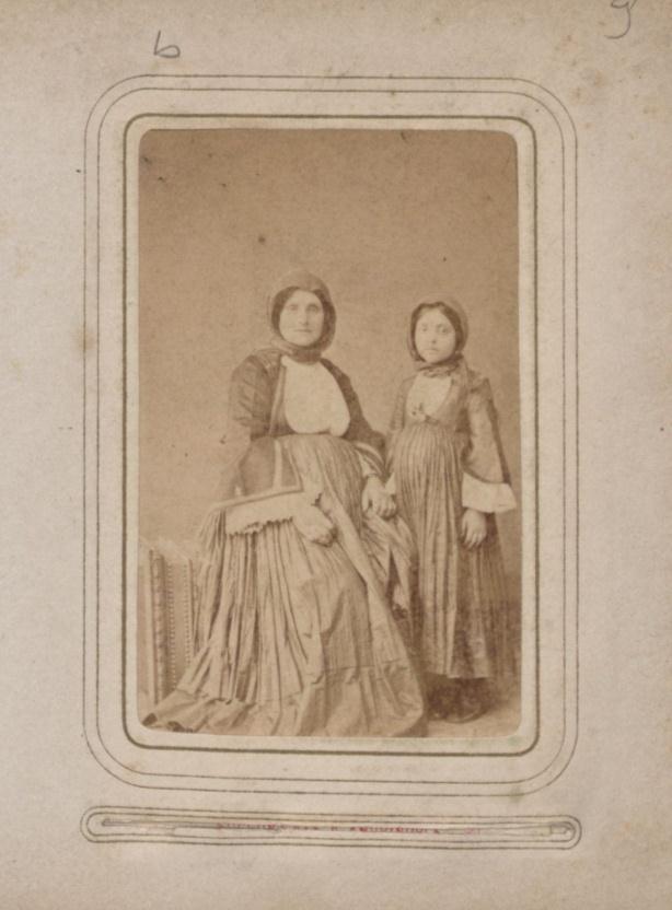 1850-1923 Yıllarında Osmanlı Devleti nin Farklı Vilayetlerinde Bulunan Kız Çocuk Kıyafetlerinin İncelenmesi GeçmiĢte yetiģkinlerin minyatür örneği sayılan çocuklar, yetiģkinlerle aynı giysileri