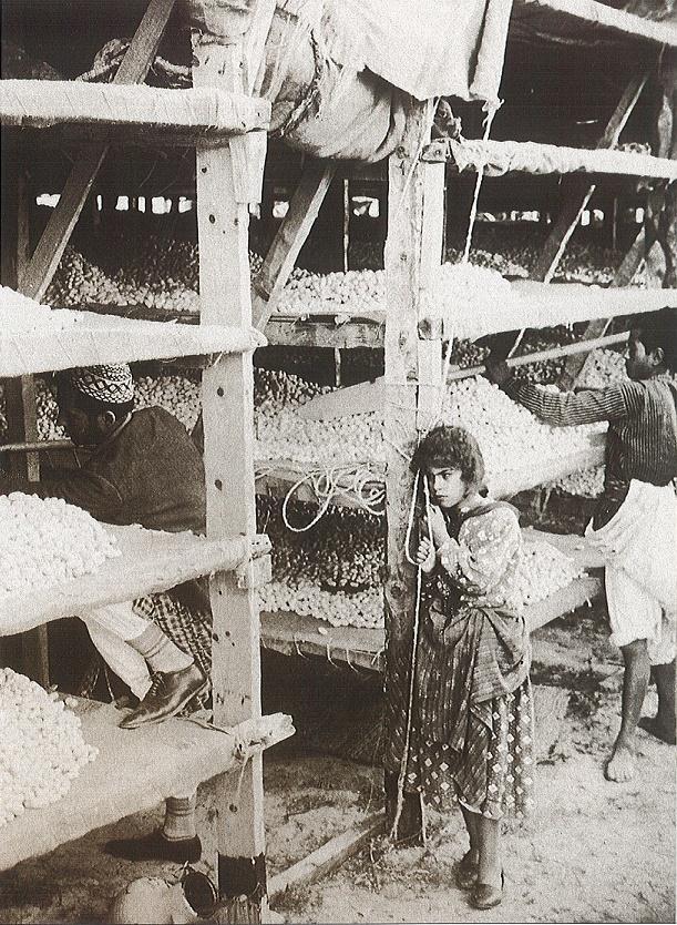 1850-1923 Yıllarında Osmanlı Devleti nin Farklı Vilayetlerinde Bulunan Kız Çocuk Kıyafetlerinin İncelenmesi Amaç Bu çalıģmada amaç; 1850-1923 yıllarında Osmanlı devletinin farklı vilayetlerinde