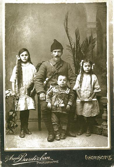 1850-1923 Yıllarında Osmanlı Devleti nin Farklı Vilayetlerinde Bulunan Kız Çocuk Kıyafetlerinin İncelenmesi renkli ve desensiz entari giymiģtir.