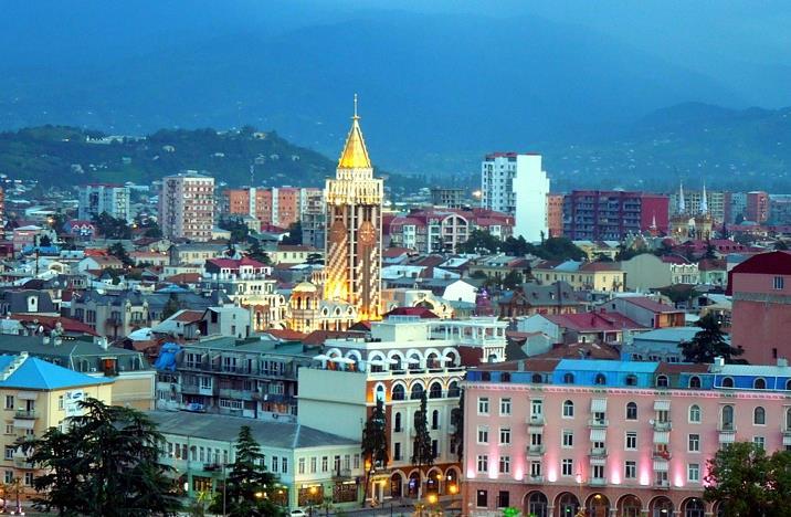 Büyük Sovyet bloklarının, yıpranmış bakımsız şu anki halleri içinizi burkacak olsa da, Sovyet mimarisinin kalıntısı opera binası, kilise gibi ihtişamlı binalar