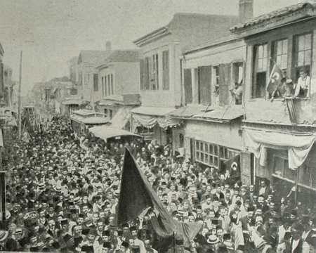 SELANİK TE MEŞRUTİYET KUTLAMALARI 10 Temmuz Meydanında: Milletimizin en büyük bayramlarından biri olan mübeccel 10 Temmuz gününde daha sabahtan bütün çehrelerde bir nur, bütün dudaklardan bir sürur