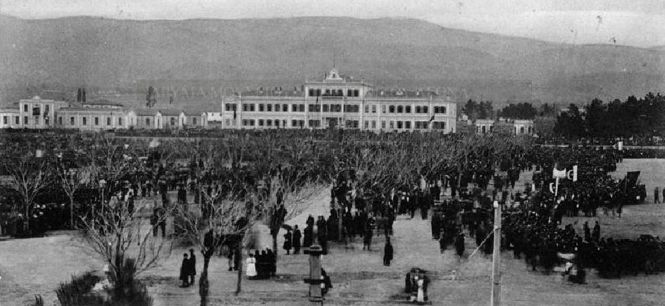 Selanik Kışla Meydanı Belediye Dairesinde: Müteakiben Vali Bey ile ümera-i askeriye ve memurin belediye dairesine de azimet eylemişler Reis Tevfik Bey e memleket namına tebriklerini beyan etmişlerdir.