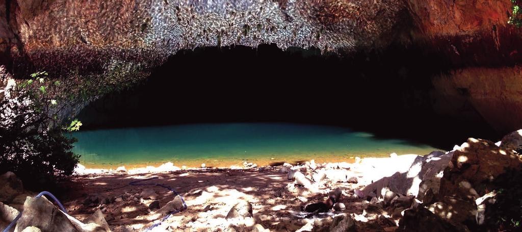 76 76 Toraks Toraks Bülteni Bülteni Altınbeşik Mağarası Antalya Altınbeşik Mağarası, kuş uçuşu 100 kilometreden fazla uzunluğuyla dünyanın en uzun ve büyük karstik mağaralardan biri.