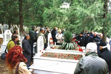 ALAETTİN ANAHTARCI ANILDI 1 Aralık 2002 tarihinde kaybettiğimiz EMO nun çınarlarından Alaettin Anahtarcı, 5 Aralık 2010 Pazar günü Çanakkale nin Karabiga İlçesi nde mezarı başında anıldı.