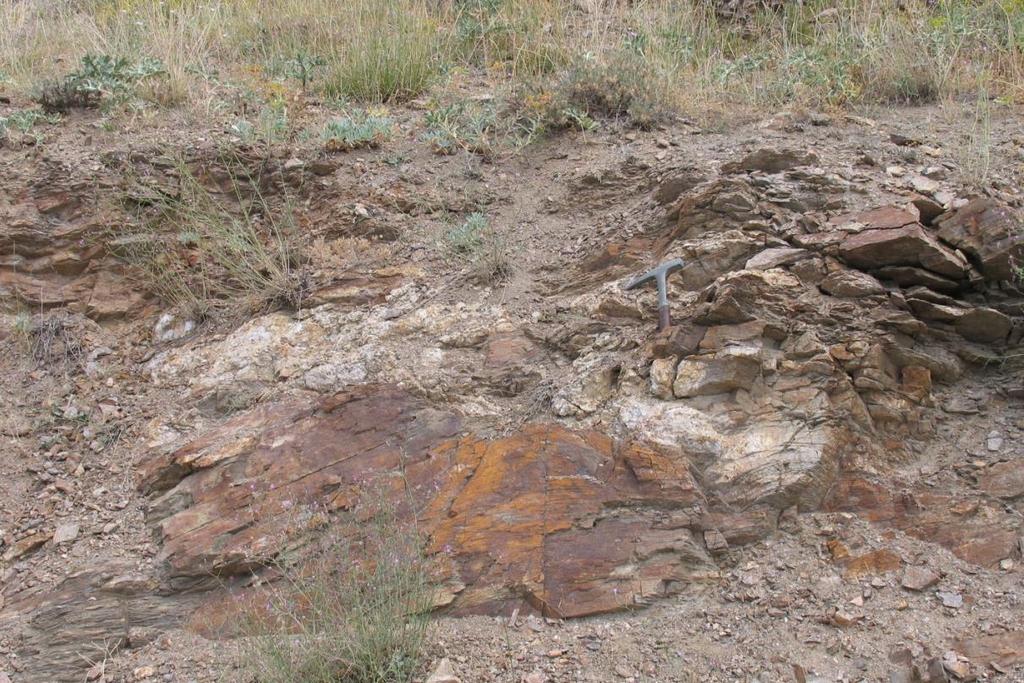 PEGMATİTLERE BAĞLI MADEN YATAKLARI Pegmatitlerin Genel Özellikleri Pegmatitler iri kristalli mağmatik veya metamorfik kayaçlardır. Pegmatitler 1 m. den birkaç m.