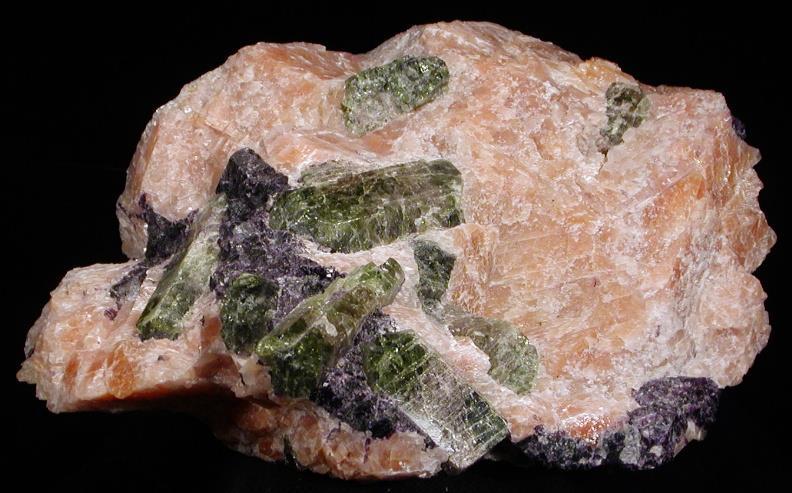PEGMATİTLERE BAĞLI MADEN YATAKLARI Pegmatitlerin Genel Özellikleri Pegmatitler iri kristalli mağmatik veya metamorfik kayaçlardır. Pegmatitler 1 m. den birkaç m.