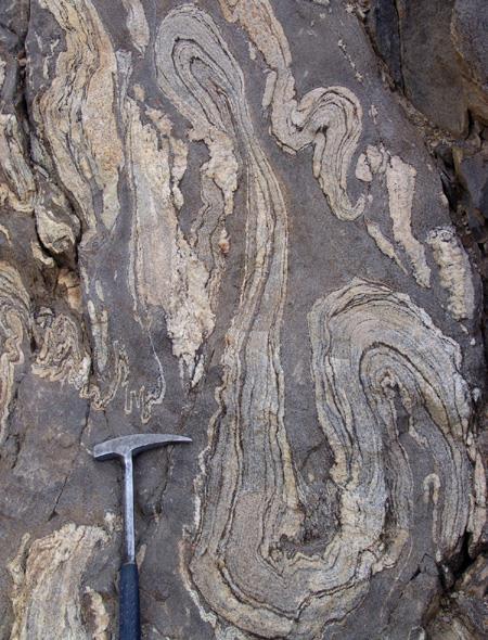 1. Magmatik Kayaçlar Magmanın arz kabuğunun çeşitli derinliklerinde soğuması sonucunda oluşmuşlardır.