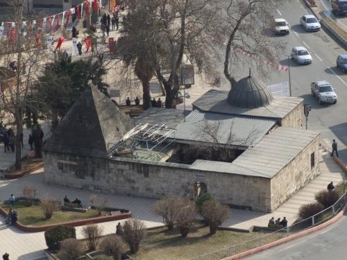 Dulkadıroğullarının medreselerinen biri Maraş taki Taş Medrese dir.