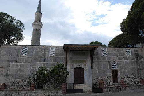 Bir başka beylik de Birgi, Tire ve Selçuk yöresinde egemenlik kurmuş olan Aydın-oğulları dır. Bu beyliğin önemli yapılarından biri Birgi Ulu Camii dir.