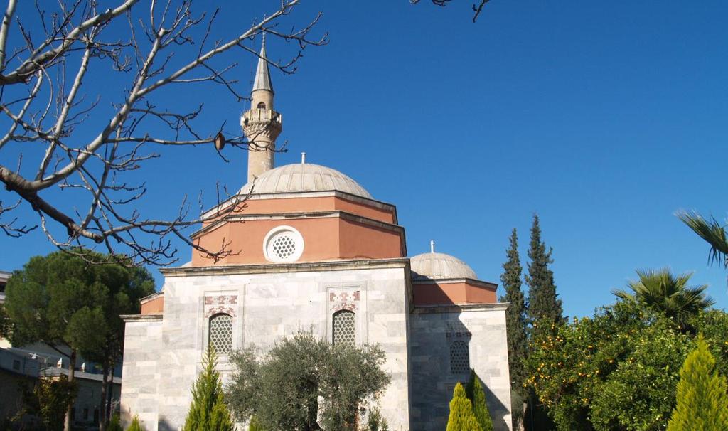 Firuz Bey Camii, kalın payelerin taşıdığı zikzak yivli sivri kemerli cephesi ve giriş bölümünün