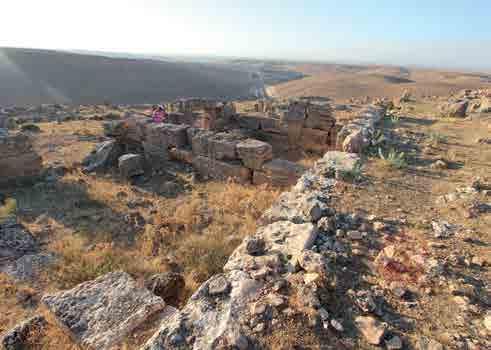 Bu mekân da 6,97 4,85 m ölçülerindedir (Çizim 6- Fotoğraf 9). Surlarla çevirili alanın dışındaki yapılar ise: Fotoğraf 8: Zerzevan Kalesi II.