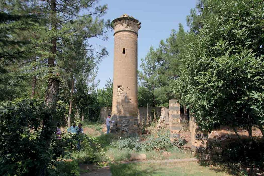 ÇINAR İLÇESINDEKI KÜLTÜR VARLIKLARI Fotoğraf 30: Aktepe Köyü Minaresi nin genel görünüşü 5- Aktepe Köyü Minaresi Köyün içinde özel mülkiyete ait bahçenin içerisinde yer almaktadır.