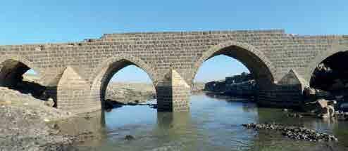 31 Abdulgani Fahri Bulduk un tarif ettiği han Dilaver Köprüsü nün yanı başında bulunmaktadır. Handan günümüze bir kaç kalıntı ulaşmıştır.