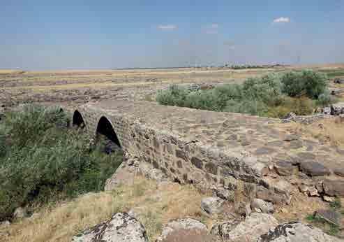 Ballıkaya Deresi nin üzerine, kuzeybatıgüneydoğu doğrultusunda kurulmuş olan Taşhelvası-II Köprüsü nün hemen yakınlarında Taşhelvası-III Köprüsü, bulunmaktadır.