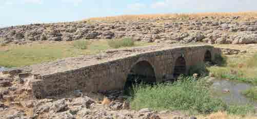 Fotoğraf 54: Taşhelvası III Köprüsü nün mansap cephesi. Eserin, üzerinde inşa ya da onarım kitabesi bulunmamaktadır.