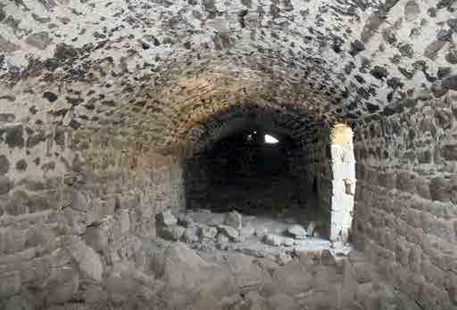 Moloz taş malzemeden inşa edilen değirmen odasının kapı, pencere kenarlarında ve duvar köşelerinde düzgün kesme taş malzeme kullanılmıştır.