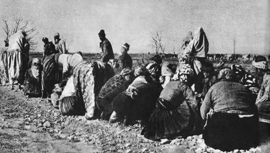 Kurtuluş Savaşında demiryolu tamirinde çalışan ve cephane taşıyan Türk kadınları ların öyle görüntüleri vardı ki; örneğin bir erkek yoldan geçerken, karşılaştığı her kadın yüzünü duvara dönüyor ve