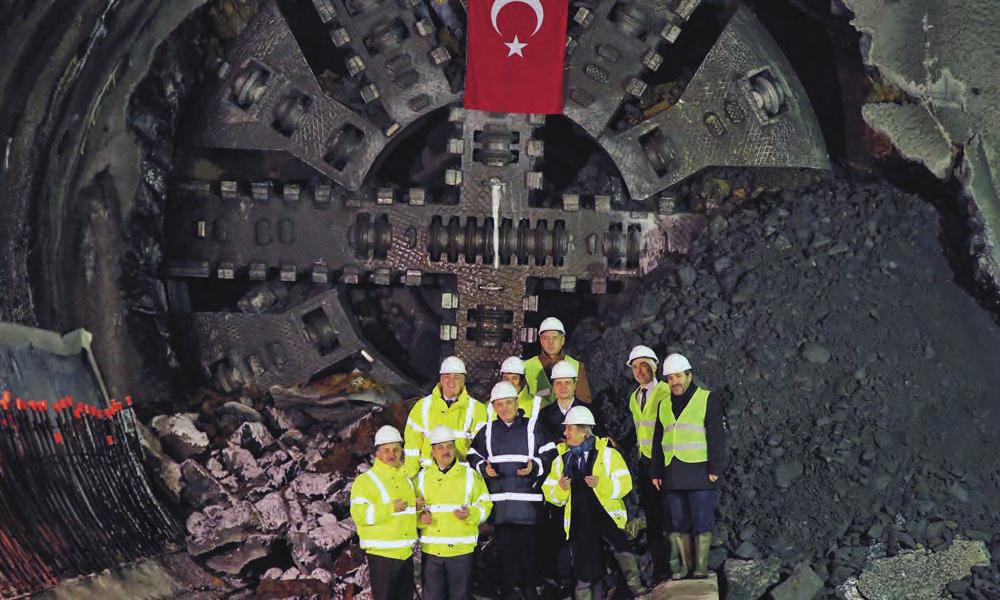 26 Yurtiçi Projeler Domestic Projects %100 Yerli Metroda İlk Adım tünel delme makinesi (TBM) duvarı delerek yüzeye çıktı.