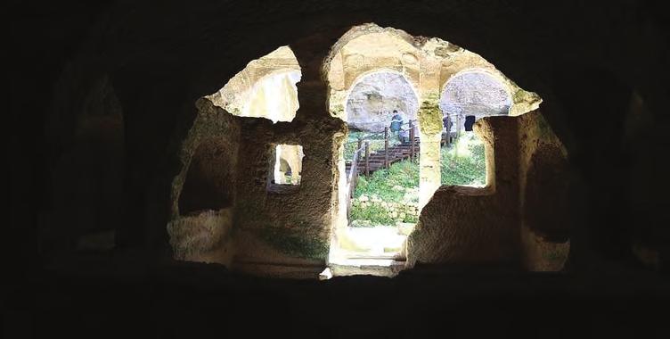 1 Kilometrelik yol çalışması yapıldı İlçede yer alan ve en önemli tarihi yapılardan olan Titus Tüneli ve Beşikli Mağara nın turizmden daha fazla pay alabilmesi ve buraya daha fazla turist çekmek