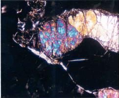 Iri olivin kristallerinde gözlenen gelisigüzel yönlenmis çatlaklarin görünüsü (Uluduman