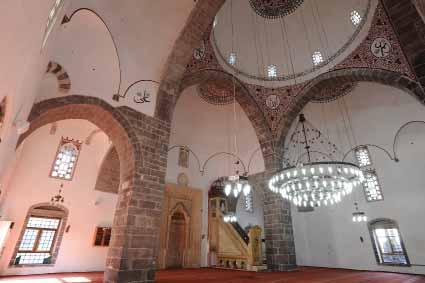 Foto: 6- Fatih Paşa Camisi Harimin Kuzeyden Görünüşü Kıble duvarının tam ortasında hafif taşıntı yapan mihrap yer almaktadır. Nişi beşgen formunda olup üç dilimli kemerli ve mukarnas kavsaralıdır.