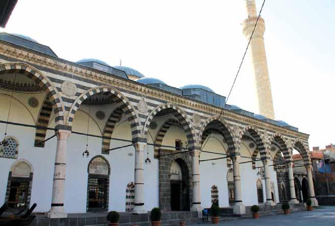 Doç. Dr. Ali Boran - Uzm. Zekai Erdal Foto: 3- Fatih Paşa Camisi Son Cemaat Yeri sonra tamamen beyaz renkli pabuçluk ve minare gövdesine ulaşılmaktadır.
