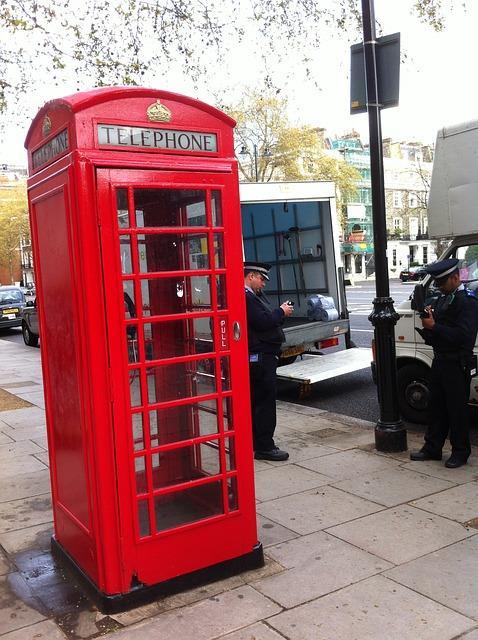 Londra nın sembolü haline gelmiş kırmızı telefon kabinlerini Kültürel içerikli bir çevrede yaşamanın, bu çevreye özgü nesneleri kullanmanın, değişik boyutlarda iletişimi gerektiren