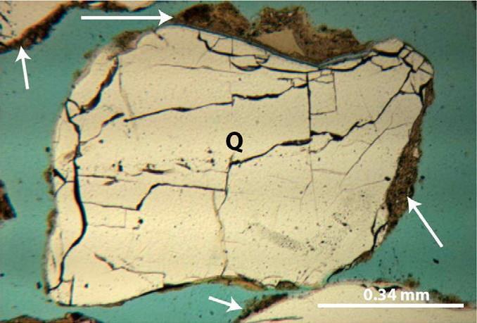 Mikro-tektonik: mikroskobik ölçekteki tanelerin yapı ve deformasyonunu inceler. Yanda kırıklı yapıya sahip bir kuvars kristalinin mikroskop görüntüsü bulunmaktadır.