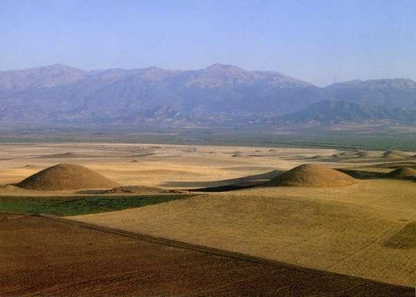 LYDİA ÖLÜ GÖMME GELENEKLERİ Sardeis'in kuzeyinde ve Gediz'in öteki yakasında Bintepeler yer alır.