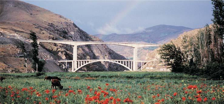 Tarihçe ve Özellikler Fırat Nehri üzerinde geçişin kayıklarla sağlandığı İzoli de Birinci Dünya Savaşı yıllarında 543 metre uzunlukta bir ahşap köprü yapılmış, ancak 22 Nisan 1929 da Fırat suları 14