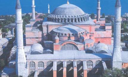 Ayasofya, İstanbul Kubbeli bazilikaların, orta neflerin merkezindeki kare bölümler kubbe örtülüdür.