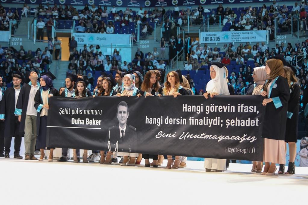 Duygusal anların yaşandığı törende 7 Haziran 2016 tarihinde İstanbul Vezneciler'de gerçekleştirilen hain terör saldırısında şehit olan Üsküdar Üniversitesi öğrencisi polis memuru Duha Beker de anıldı.