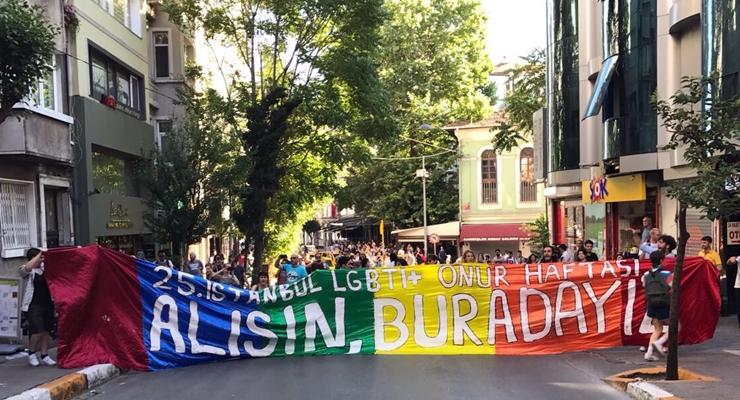 Onur Yürüyüşü ne polis engeli 25. İstanbul LGBTİ+ Onur Haftası kapsamında düzenlenen 15.