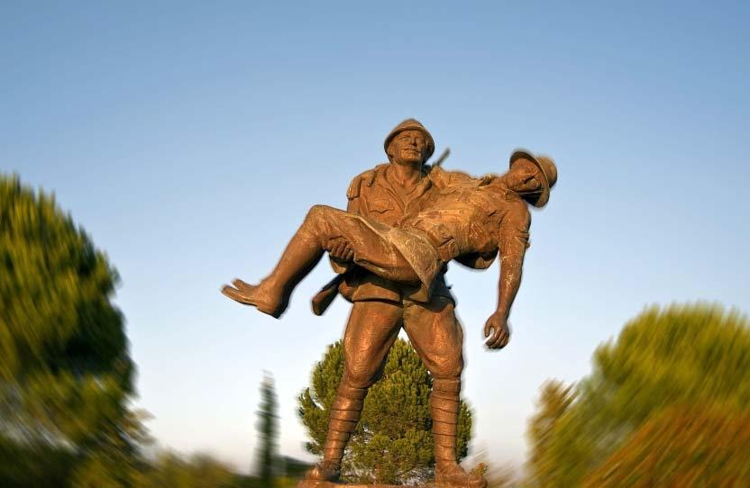 MEHMETÇİĞE SAYGI ANITI Gelibolu da Kanlısırt a çıkan düzlükte kucağında yaralı İngiliz askerini taşıyan Mehmetçiğin mermer bir kaide üzerinde bronzdan yapılmış bir heykeli bulunmaktadır.