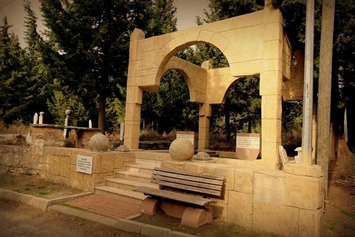 BÜYÜK ANAFARTA ŞEHİTLİĞİ Büyük Anafartalar köyündeki diğer bir şehitliğimiz ise 2005 yılında yaptırılmıştır. Cephede şehit olan askerler köy mezarlığına defnedilmiştir.
